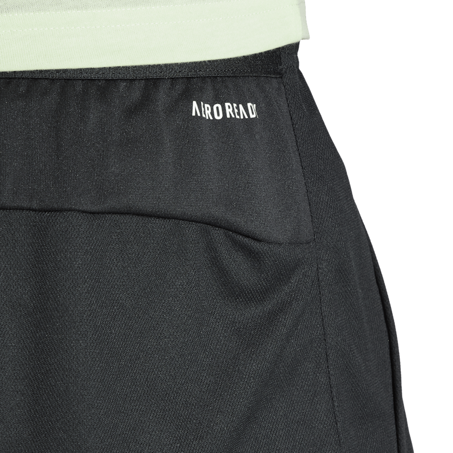 Train Essentials Seasonal Big Logo Shorts Black - Bild 4